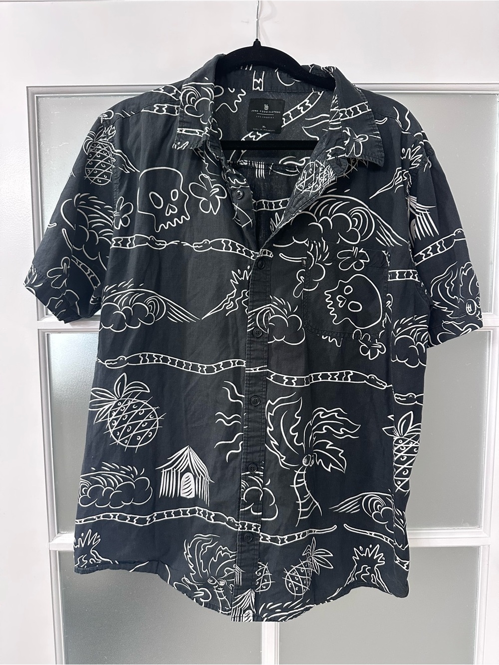 Junk Food Clothing Men’s XL Black Tropical Skull Hawaiian Button-Up Shirt